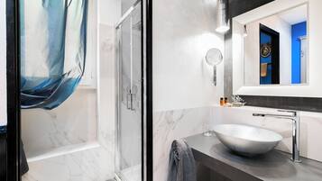 Penthouse, 1 chambre, vue cour intérieure | Salle de bain | Chaussons