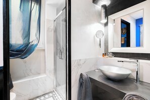 Loftsleilighet, 1 soverom, bakgårdsutsikt | Bad | Tøfler