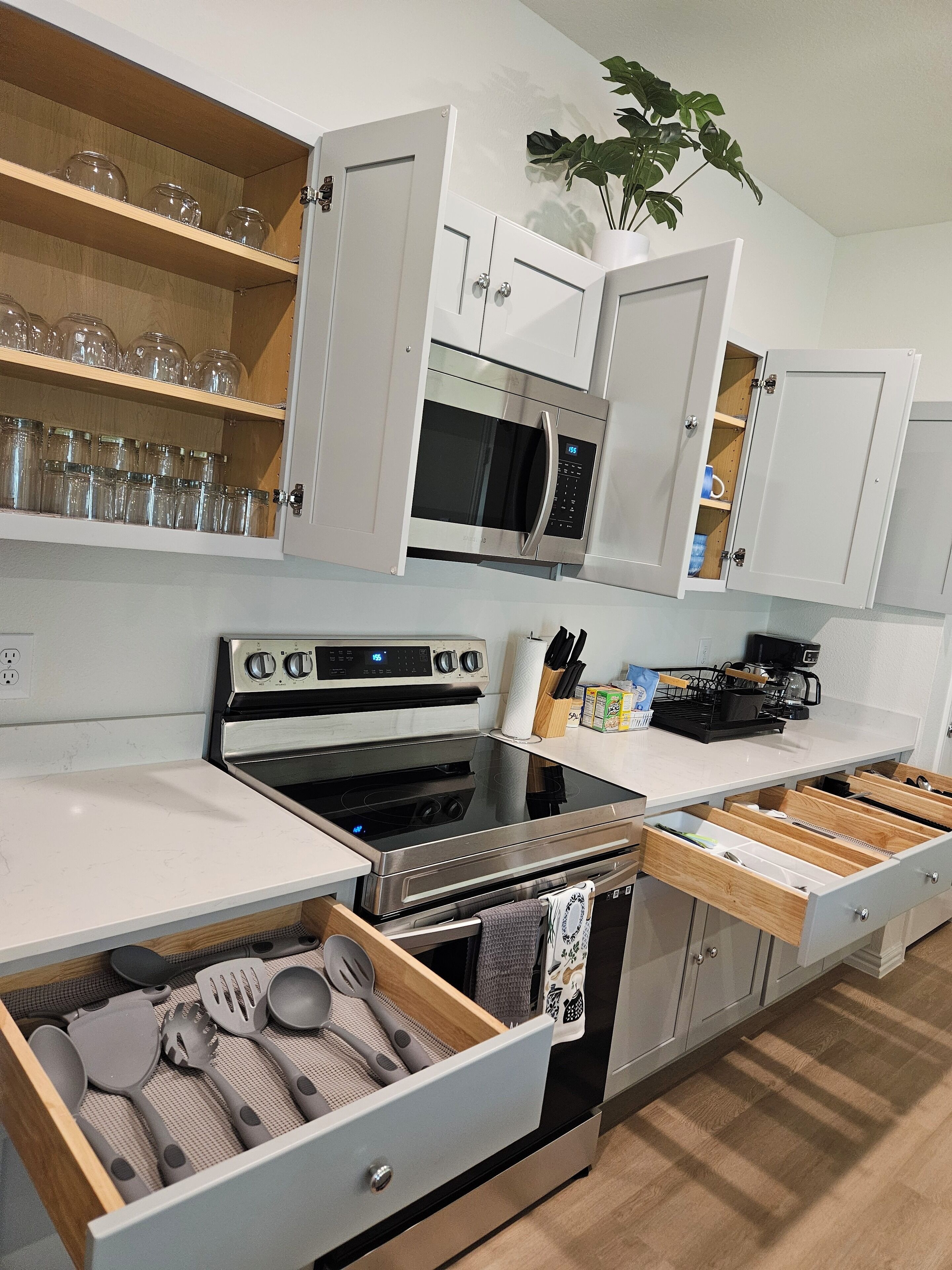 Mikrowelle, Ofen, Herdplatte, Geschirrspüler