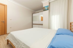 2 bedrooms, iron/ironing board, WiFi