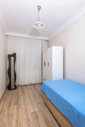 2 bedrooms, iron/ironing board, WiFi