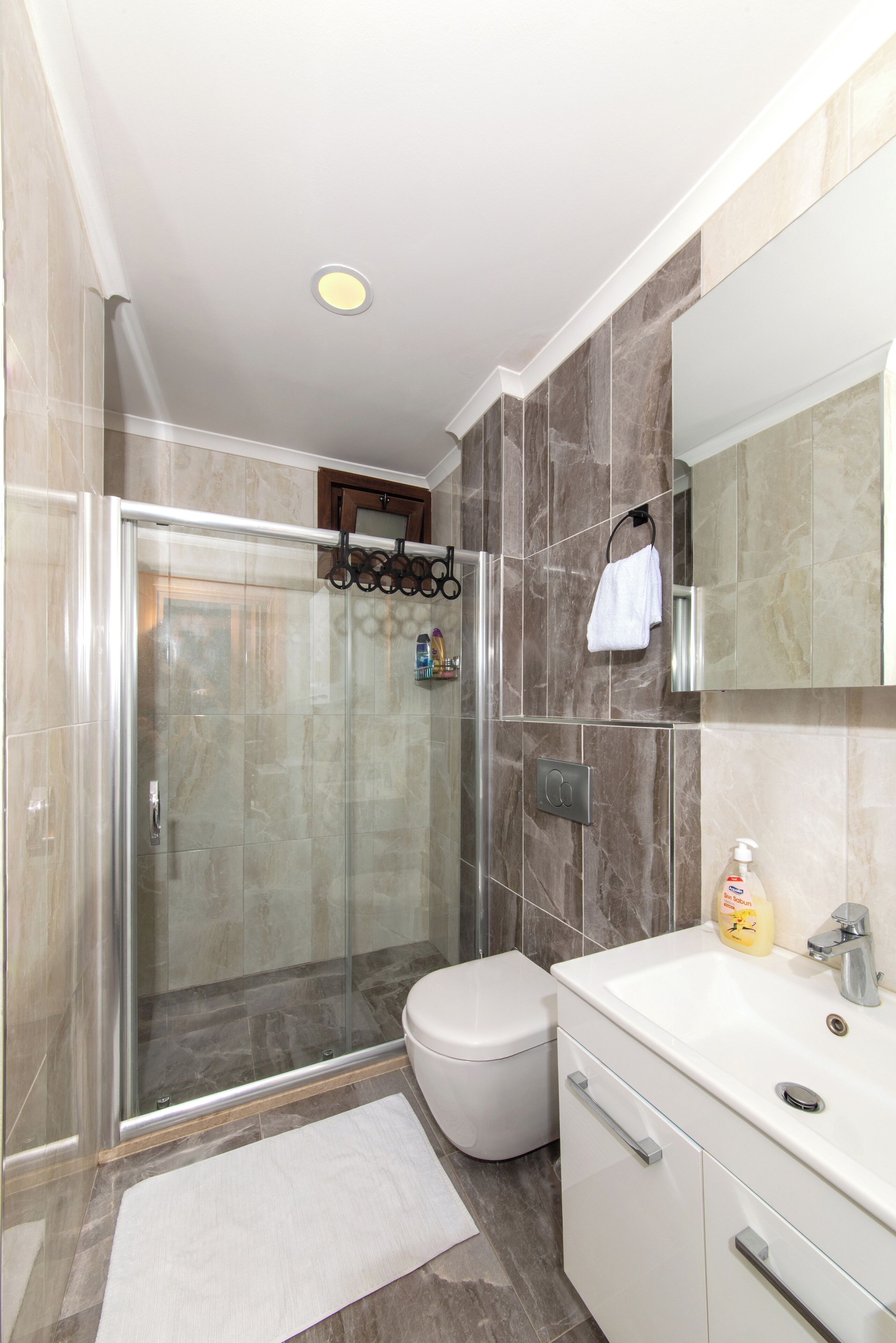 Douche, sèche-cheveux, serviettes fournies, papier toilette