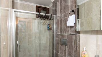 Douche, sĂšche-cheveux, serviettes fournies, papier toilette