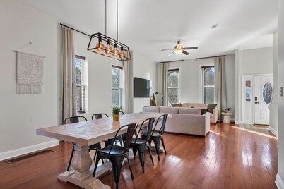 Spacious 5-bedroom house in Downtown Saint Louis with free Parking and Yard. 