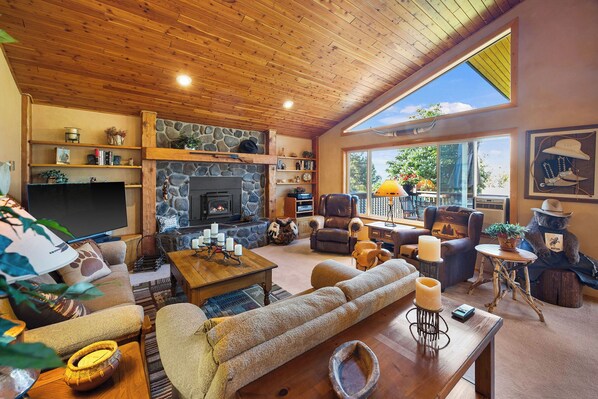 Smart TV, fireplace - Montana Dream Getaway! 2 bedroom, 2 bath custom home with view steps from lake! (Lakeside)