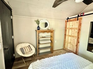 1 室のベッドルーム、デスク、ベッドシーツ