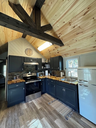 Cozy CABIN on a PRIVATE LAKE in Cabot, AR