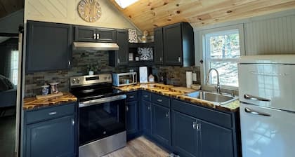 Cozy CABIN on a PRIVATE LAKE in Cabot, AR