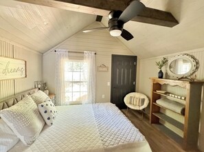 1 bedroom, desk, bed sheets