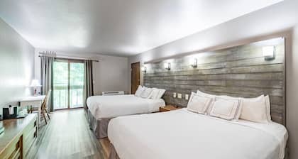 Cherry Double Queen Room @ the Inn