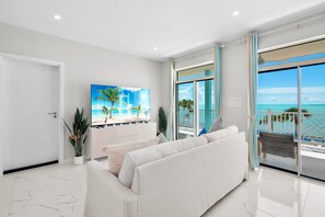 Smart TV, fireplace, stereo - Breezy Dreams, Sleeps 8 - Beach and Dock (Exuma)