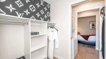 Apartment, Mehrere Betten, Küche, Stadtblick (The 333 Suites 301) | 2 Schlafzimmer, individuell dekoriert, individuell eingerichtet