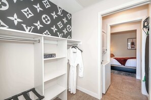 Apartment, Mehrere Betten, Küche, Stadtblick (The 333 Suites 301) | 2 Schlafzimmer, individuell dekoriert, individuell eingerichtet