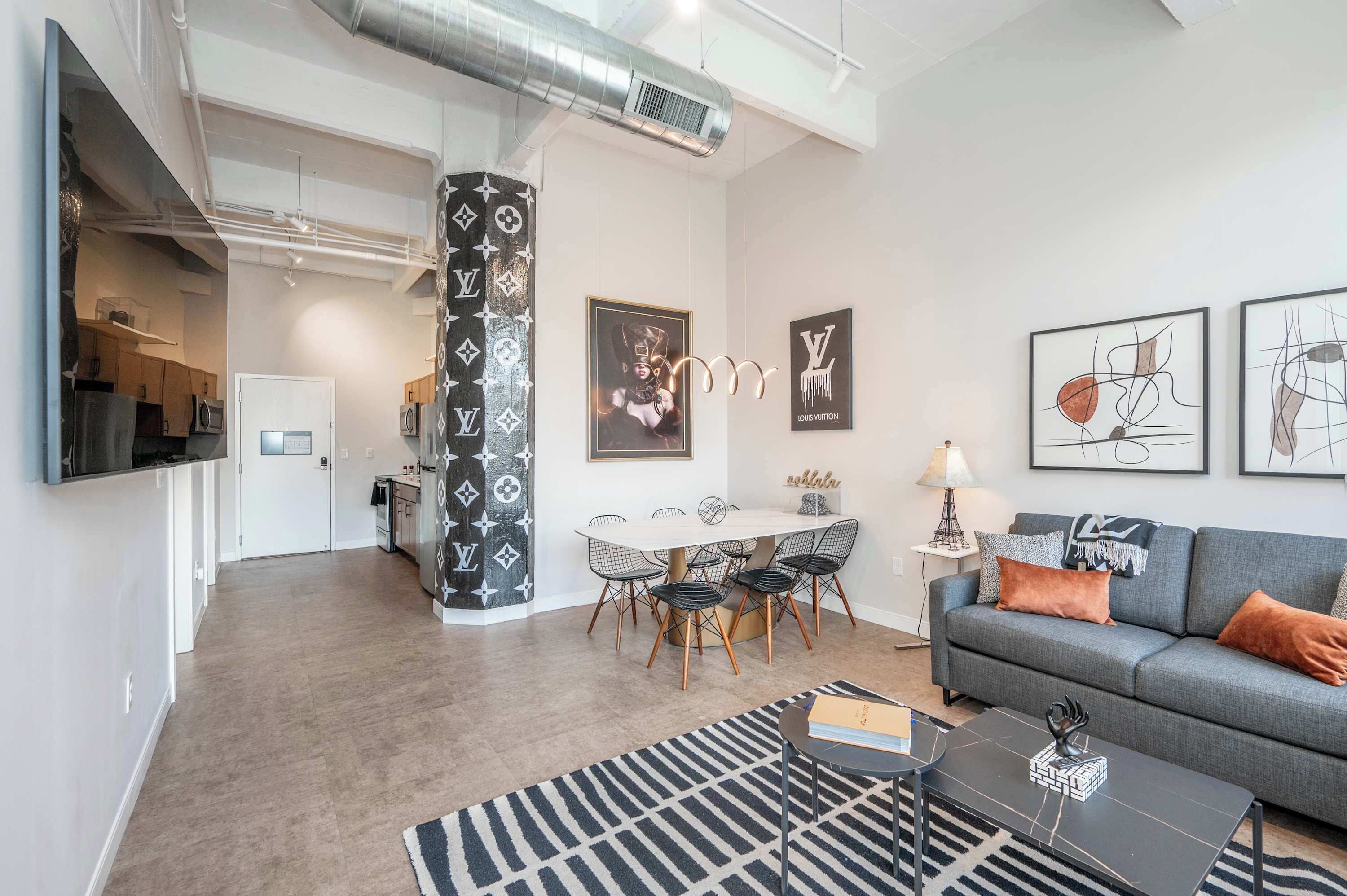 Apartamento, várias camas, cozinha, vista para a cidade (The 333 Suites 301) | Área de estar