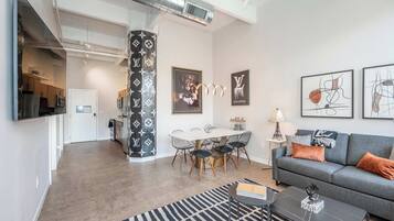 Lejlighed - flere senge - køkken - byudsigt (The 333 Suites 301) | Opholdsområde