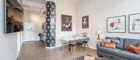 Lägenhet - flera sängar - kök - utsikt mot staden (The 333 Suites 301) | Vardagsrum