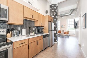 Departamento, varias camas, cocina, vista a la ciudad (The 333 Suites 301) | Cocina privada