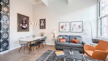 Apartamento, varias camas, cocina, vistas a la ciudad (The 333 Suites 301) | Zona de estar