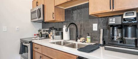 Apartment, Multiple Beds, Kitchen, City View (The 333 Suites 301) | Private kitchen