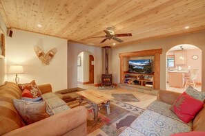 TV, fireplace, computer monitors - Knotty by Nature - Hot Tub, Pets & Fun - Oh my! (South Lake Tahoe)