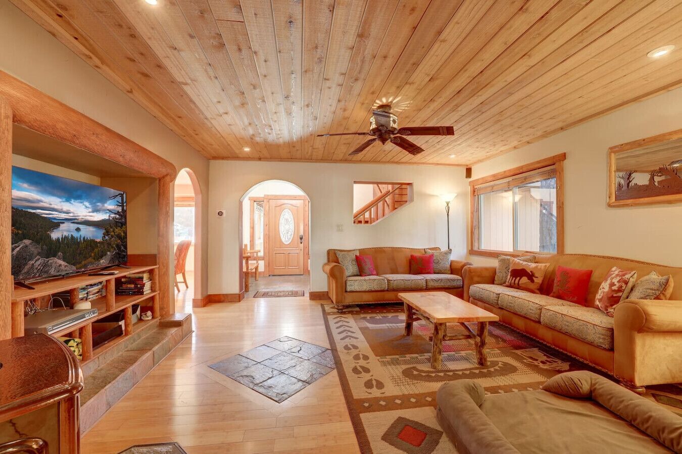 Televisio, takka, tietokoneen näyttö