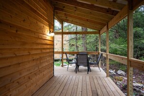 Outdoor dining - Trout Lily Cottage at The Fens (Davis)