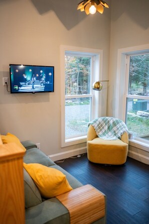 TV - Trout Lily Cottage at The Fens (Davis)