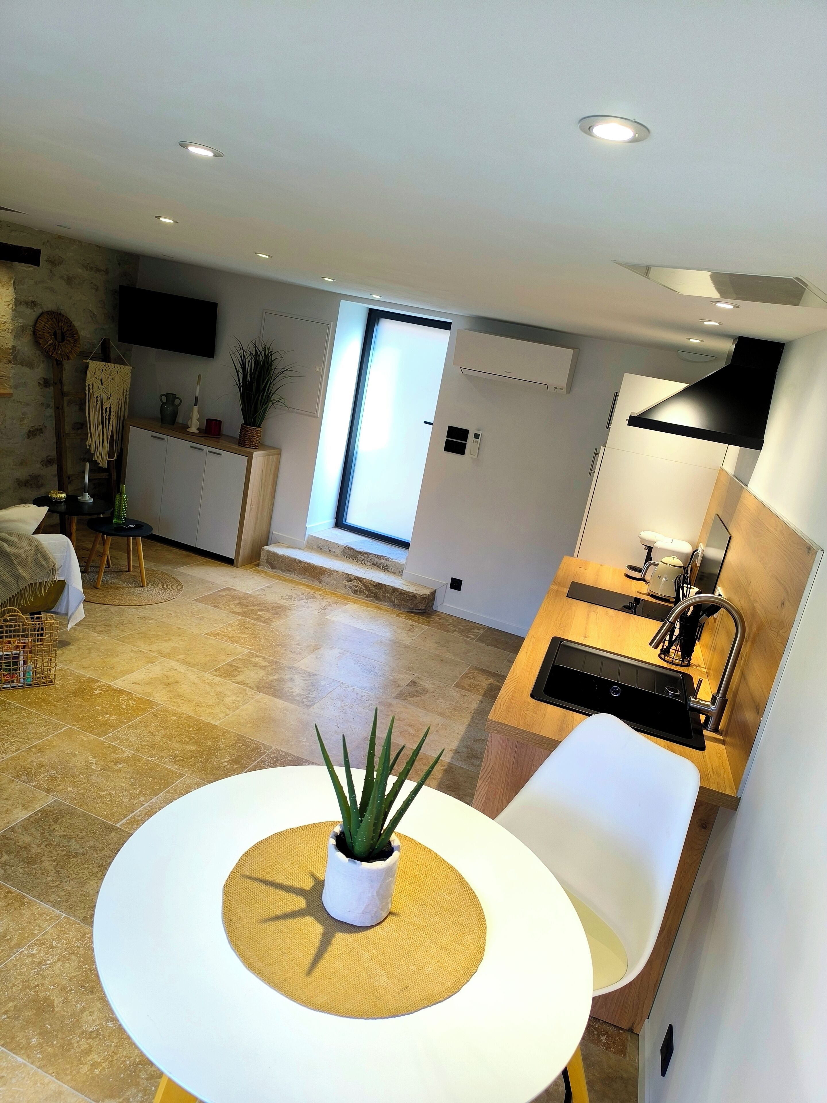 Réfrigérateur, micro-ondes, four, plaque de cuisson