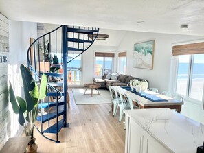 Living area - Oceanfront Penthouse with Pool & Stunning Beach Views in Murrells Inlet (Murrells Inlet)