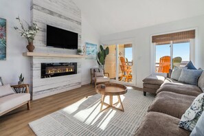 Living area - Oceanfront Penthouse with Pool & Stunning Beach Views in Murrells Inlet (Murrells Inlet)