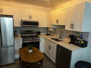 Een koelkast, een microgolfoven, een oven, een kookplaat