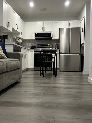 Kühlschrank, Mikrowelle, Ofen, Herdplatte