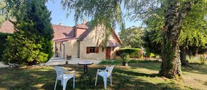 Outdoor dining - Holiday Home 'Écrin de Verdure' with Private Terrace, Shared Garden and Wi-Fi (Sarlat-la-Canéda)