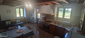 Fridge, microwave, oven, stovetop - Holiday Home 'Écrin de Verdure' with Private Terrace, Shared Garden and Wi-Fi (Sarlat-la-Canéda)