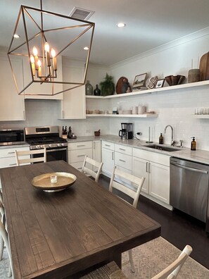 Kylskåp, mikrovågsugn, ugn och spishäll