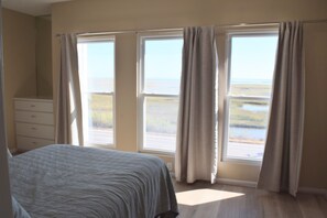 3 عدّة غرف نوم وخدمة الإنترنت وملاءات أسرّة