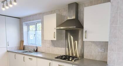 Room-salford Detached House With Ensuite