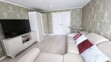 Room, 1 Bedroom, Accessible | Living room | Books