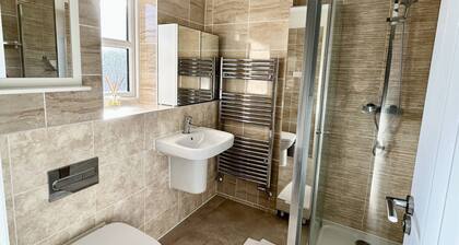 Room-salford Detached House With Ensuite