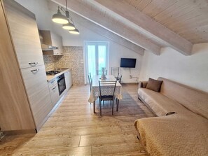TV - Attic room with sea view terrace and parking space in Santa Maria di Castellabate (Santa Maria di Castellabate)