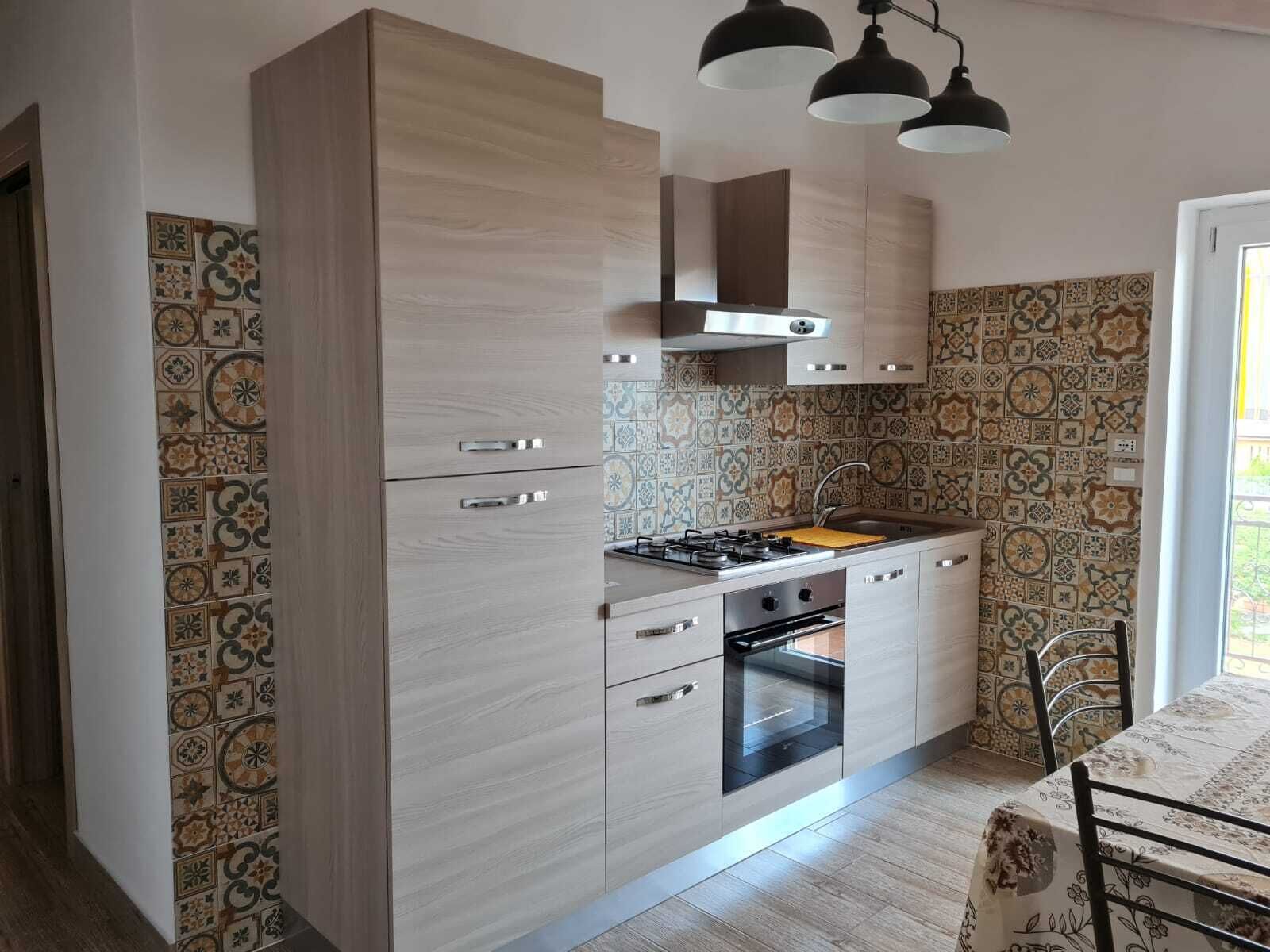 Kühlschrank, Ofen, Herdplatte, Wasserkocher mit Kaffee-/Teezubehör