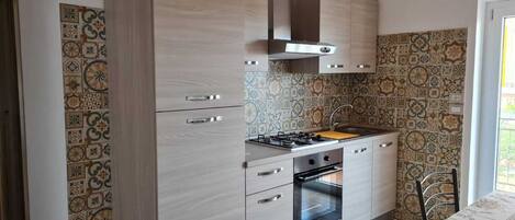 Fridge, oven, stovetop, coffee/tea maker