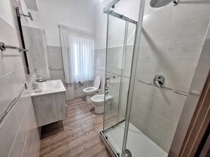 Shower, bidet, towels, soap - Attic room with sea view terrace and parking space in Santa Maria di Castellabate (Santa Maria di Castellabate)