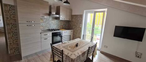 Fridge, oven, stovetop, coffee/tea maker