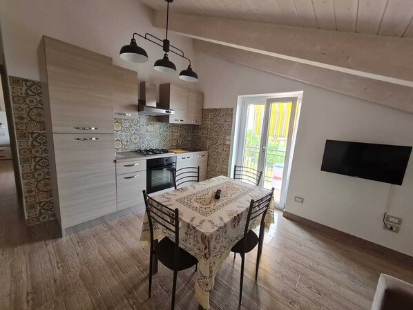 Fridge, oven, stovetop, coffee/tea maker - Attic room with sea view terrace and parking space in Santa Maria di Castellabate (Santa Maria di Castellabate)