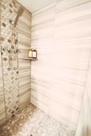 Douche, sèche-cheveux, serviettes fournies, savon