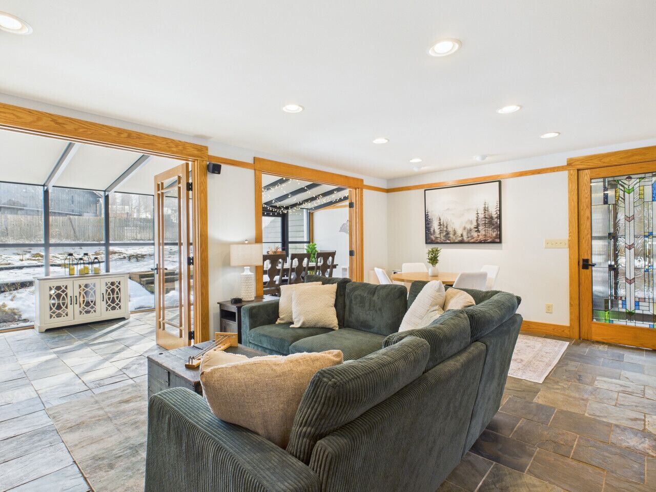 Smart-tv, een open haard en boeken