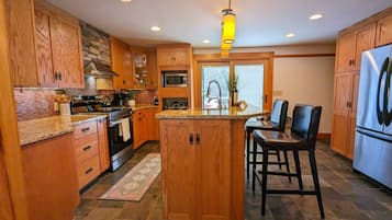 Een magnetron, een kookplaat, een vaatwasser, een broodrooster