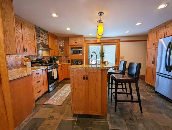 Een magnetron, een kookplaat, een vaatwasser, een broodrooster