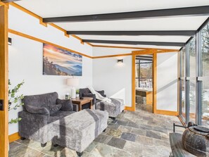 Een smart-tv, een open haard en boeken